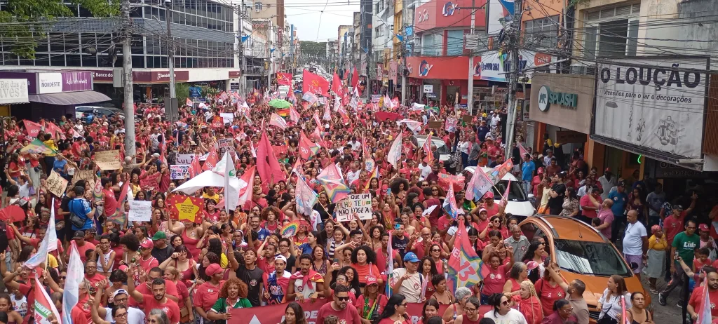MANIFESTAÇÃO DE APOIO À REELEIÇÃO DE LULA LEVA MILHARES AO CENTRO DE ITABUNA